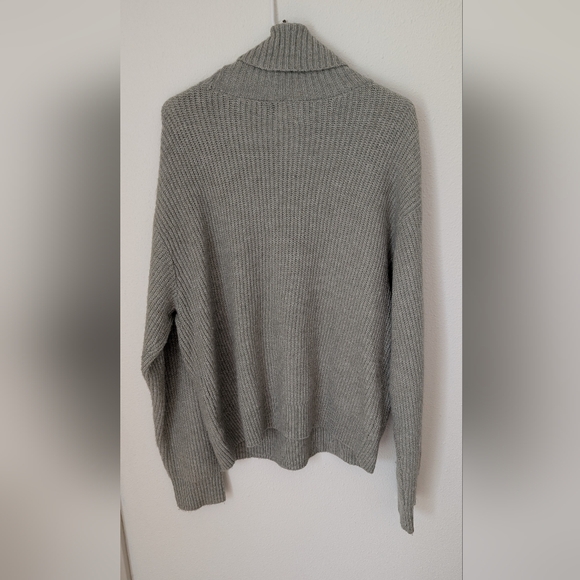 ✨SOLD✨ H&M Light Green/Gray Knit Sweater, Size M - Picture 2 of 3
